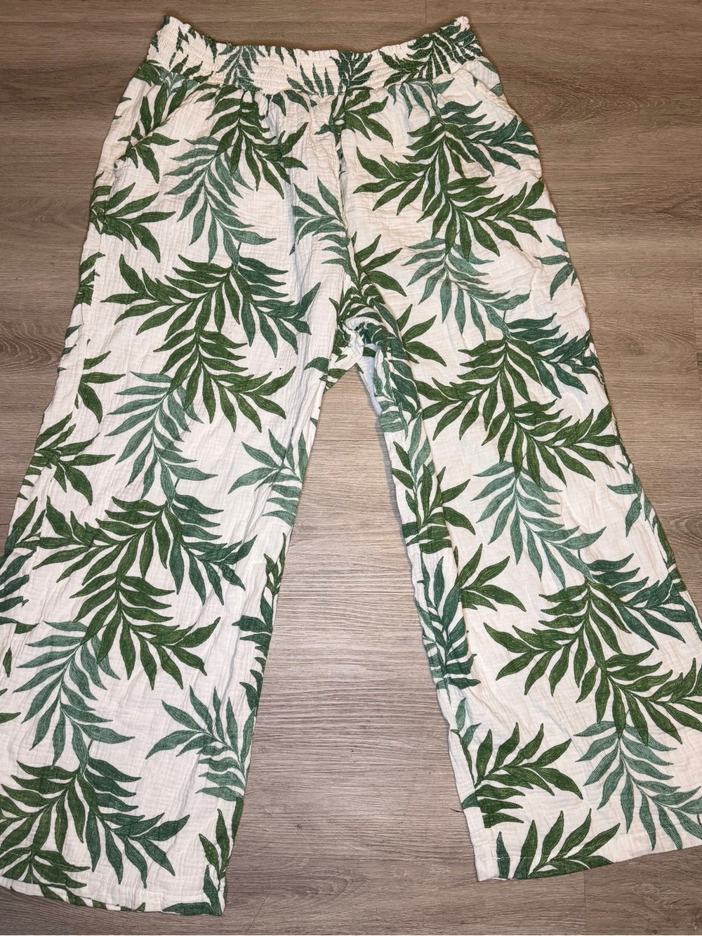 Women’s Green Leaf Print Pull-On Pants